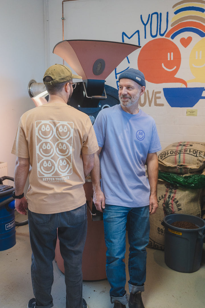Fairtrade T-Shirt Better Together Lavendel und Latte Smiley Siebdruck Playground Coffee Kaffeeroesterei Hamburg St.Pauli 