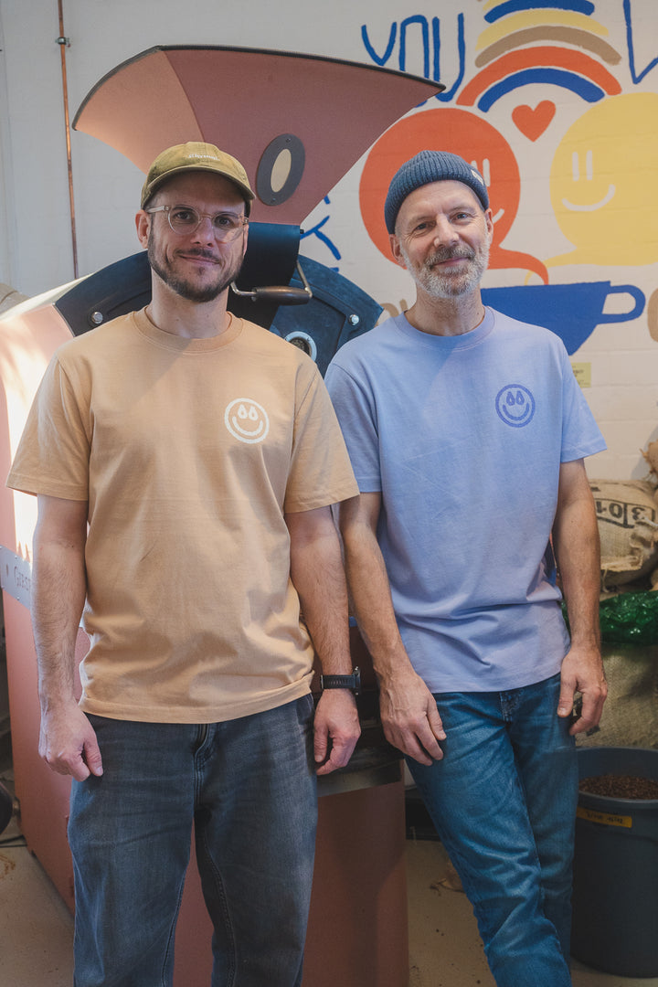 Fairtrade T-Shirt Better Together Latte und Lavendel Smiley Siebdruck Playground Coffee Kaffeeroesterei Hamburg St.Pauli 